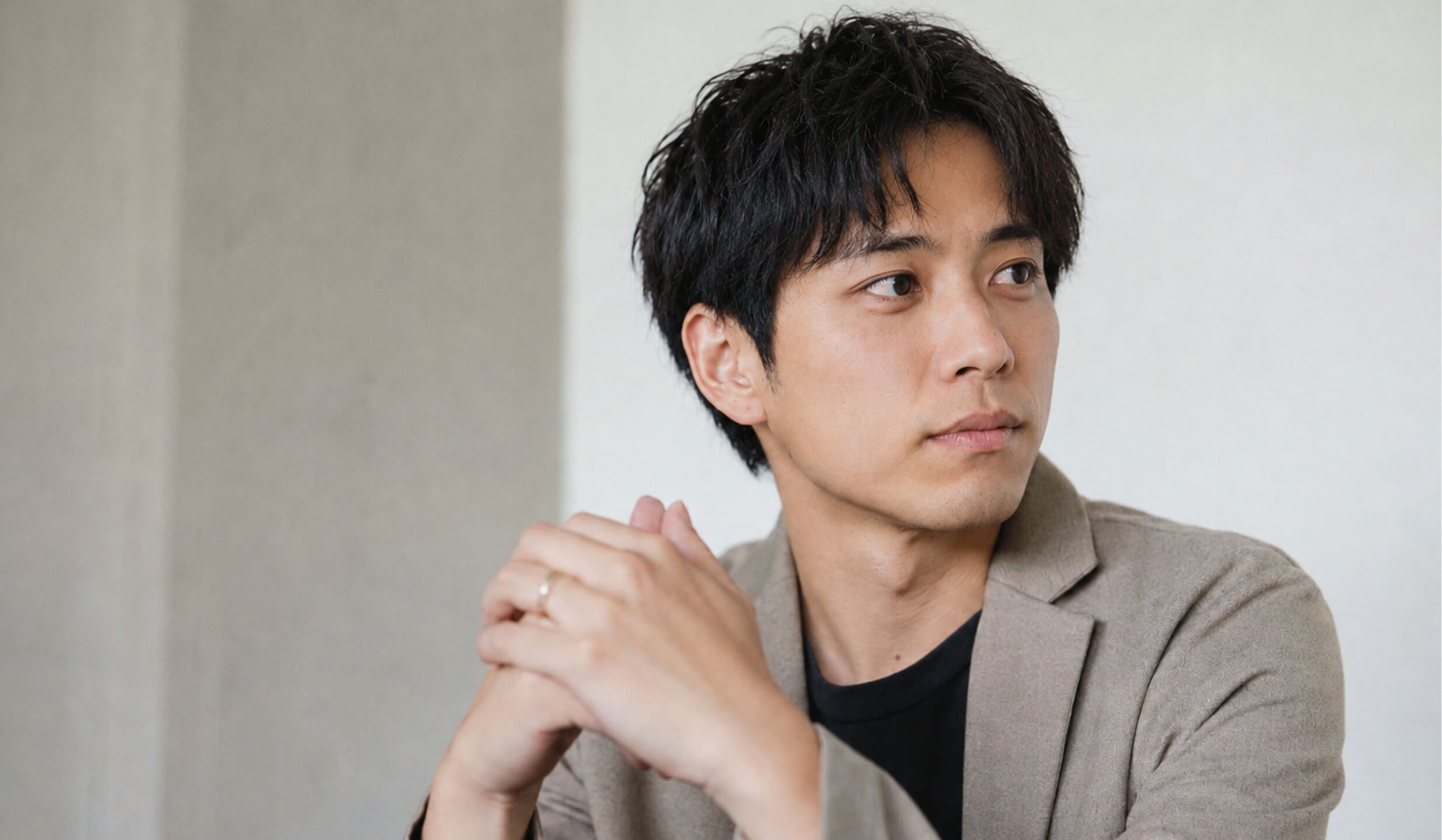デスクで業務に向き合う社員