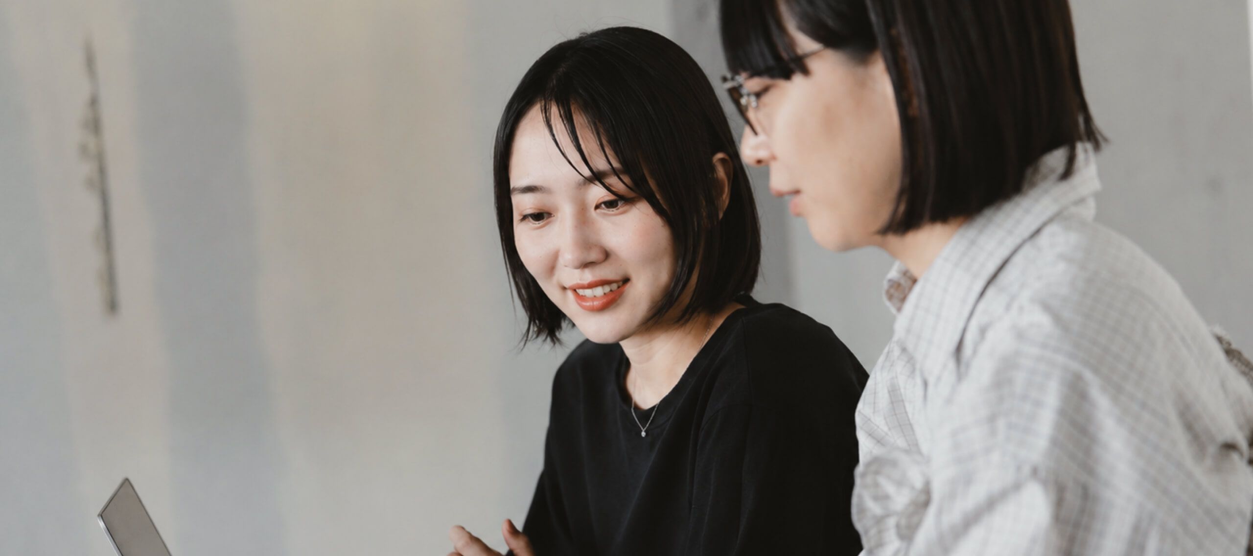モニターを見ながら打ち合わせをする社員
